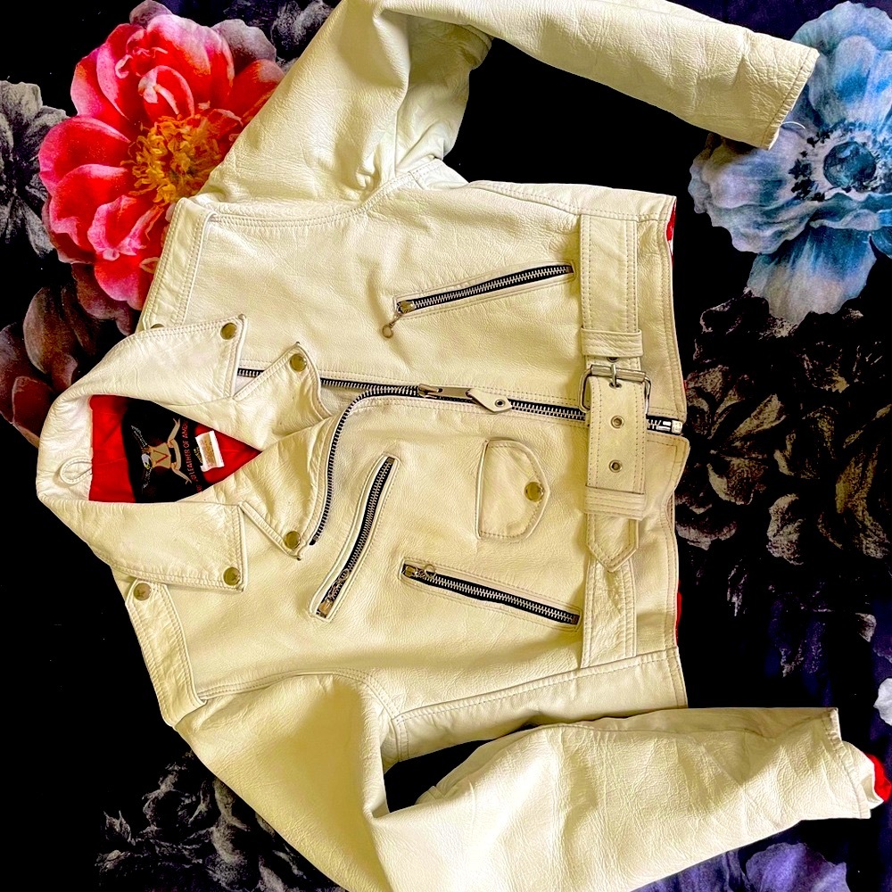 Cute cream colored jacket, real leather of.  HARLEY-DAVIDSON.  Size L